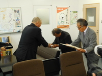 「平成30年度自然歩道関係功労者表彰」伝達式　被表彰者：「熊野古道　大辺路刈り開き隊」表彰状授与の様子（2018年10月）