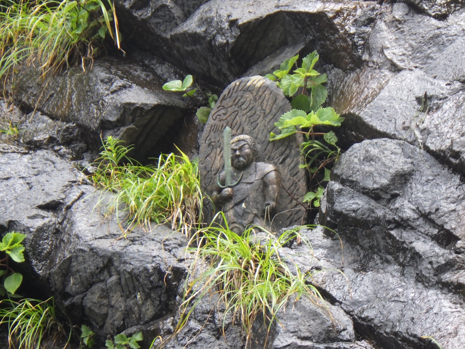 滝ヶ磯の岩崖に鎮座する不動明王