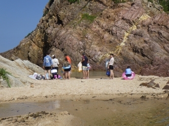 海水浴を楽しむ家族連れ（城原海岸）