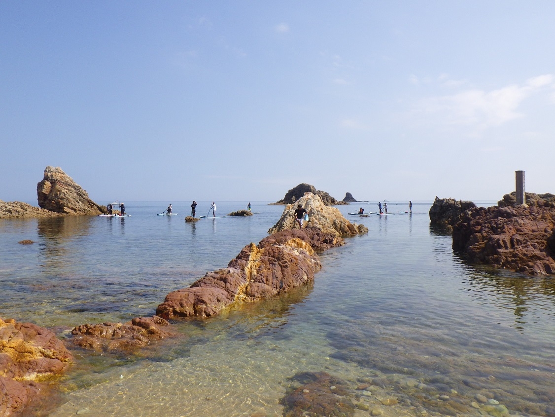 サップを楽しむツアー参加者（城原海岸）