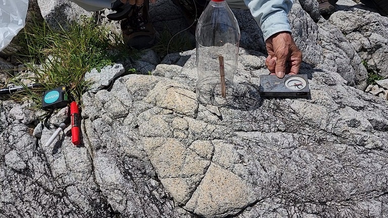 岩石の残留磁場と磁北のずれの実験