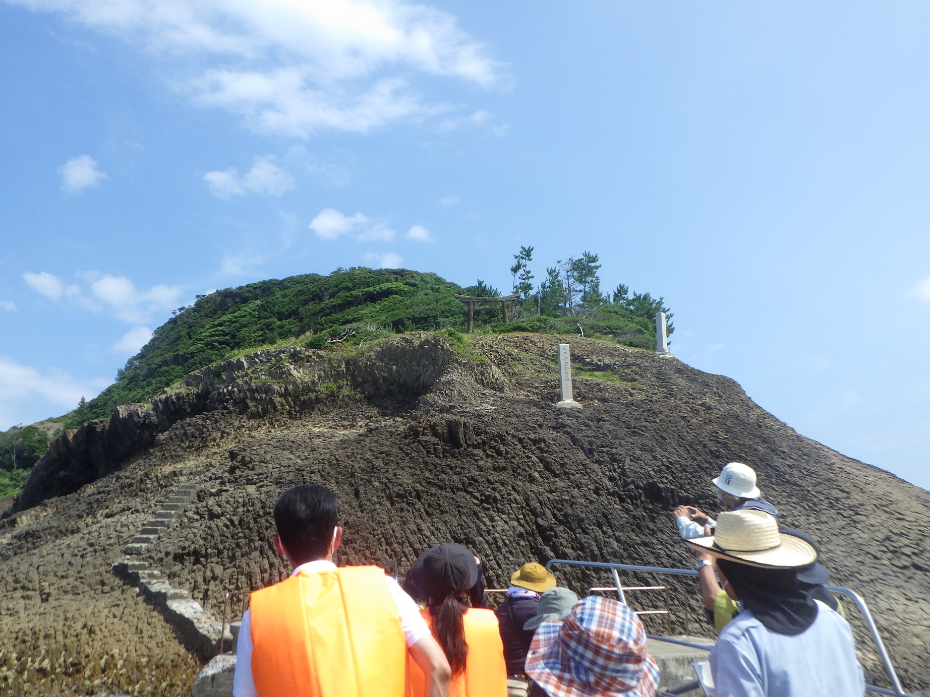 島全体が柱状節理の三尾大島