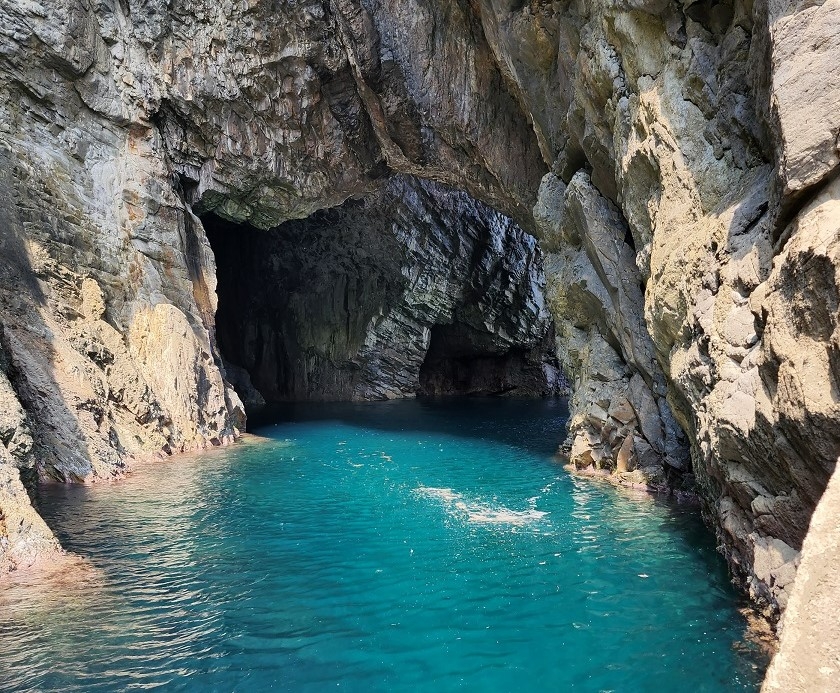 奥の方に光が射す洞門