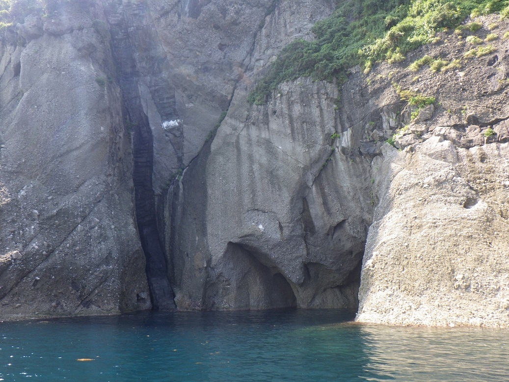 岩壁に走る黒い岩脈