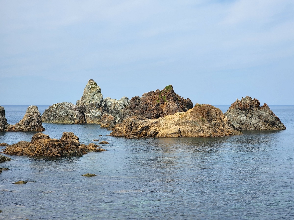 穴見海岸と白島