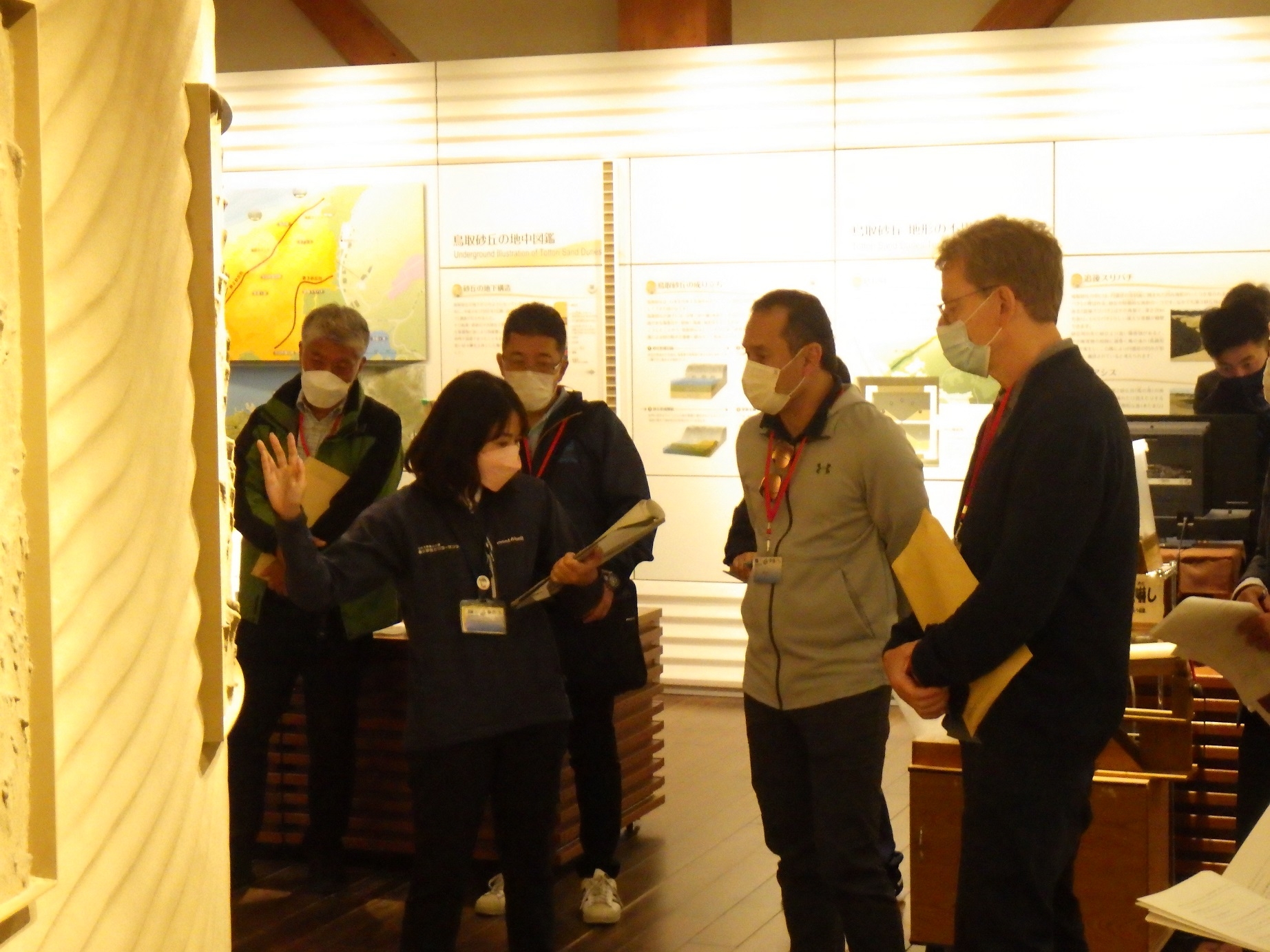 ビジターセンター管内でのガイドの様子