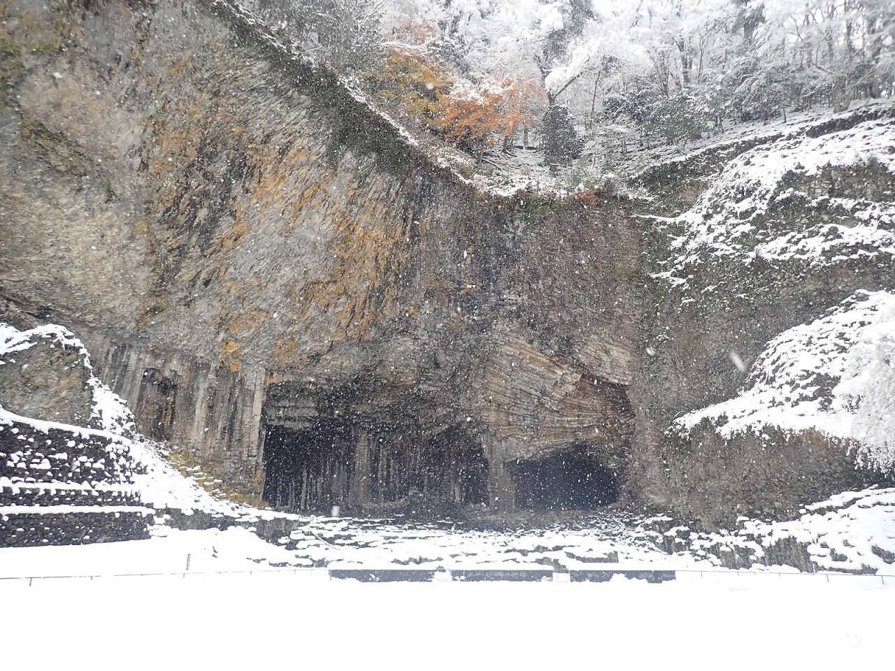 雪の降る玄武洞