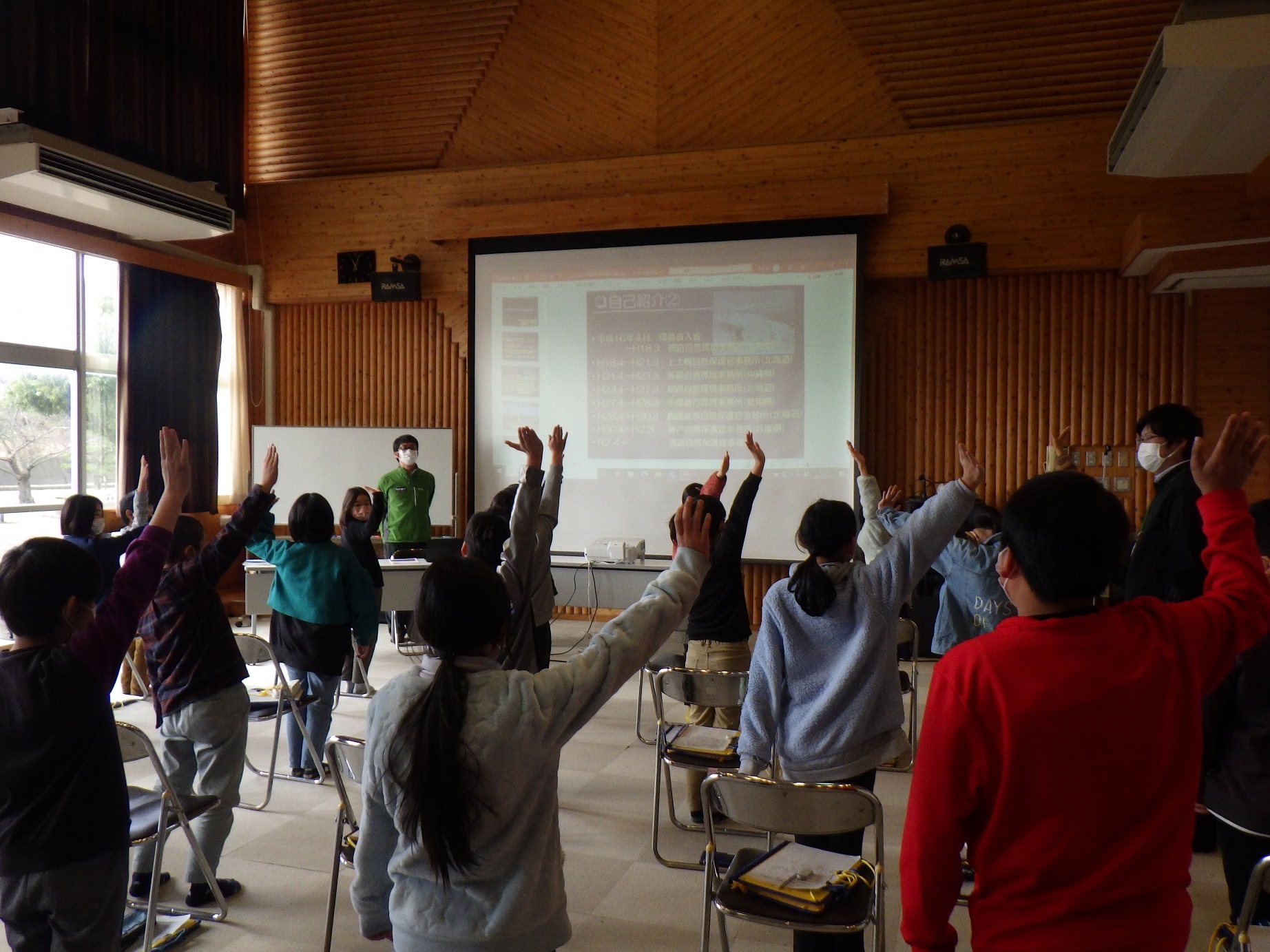 質問やクイズにほぼ全員が手を上げて熱心に学習しました。