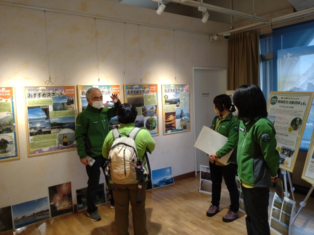 来場者からの質問に解説中