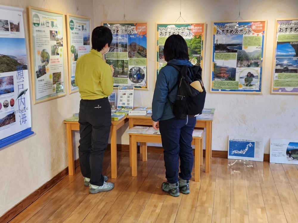 ＡＲの説明を熱心に聞かれる来場者