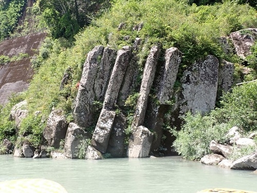 柱状節理の岩場