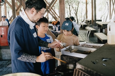 油で揚げる主催者