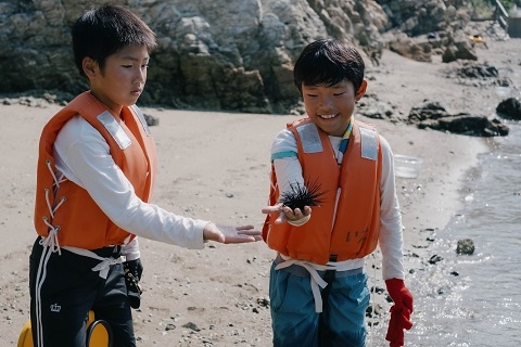 ウニを手にのせて