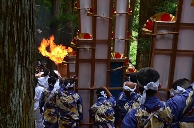 大松明と扇神輿