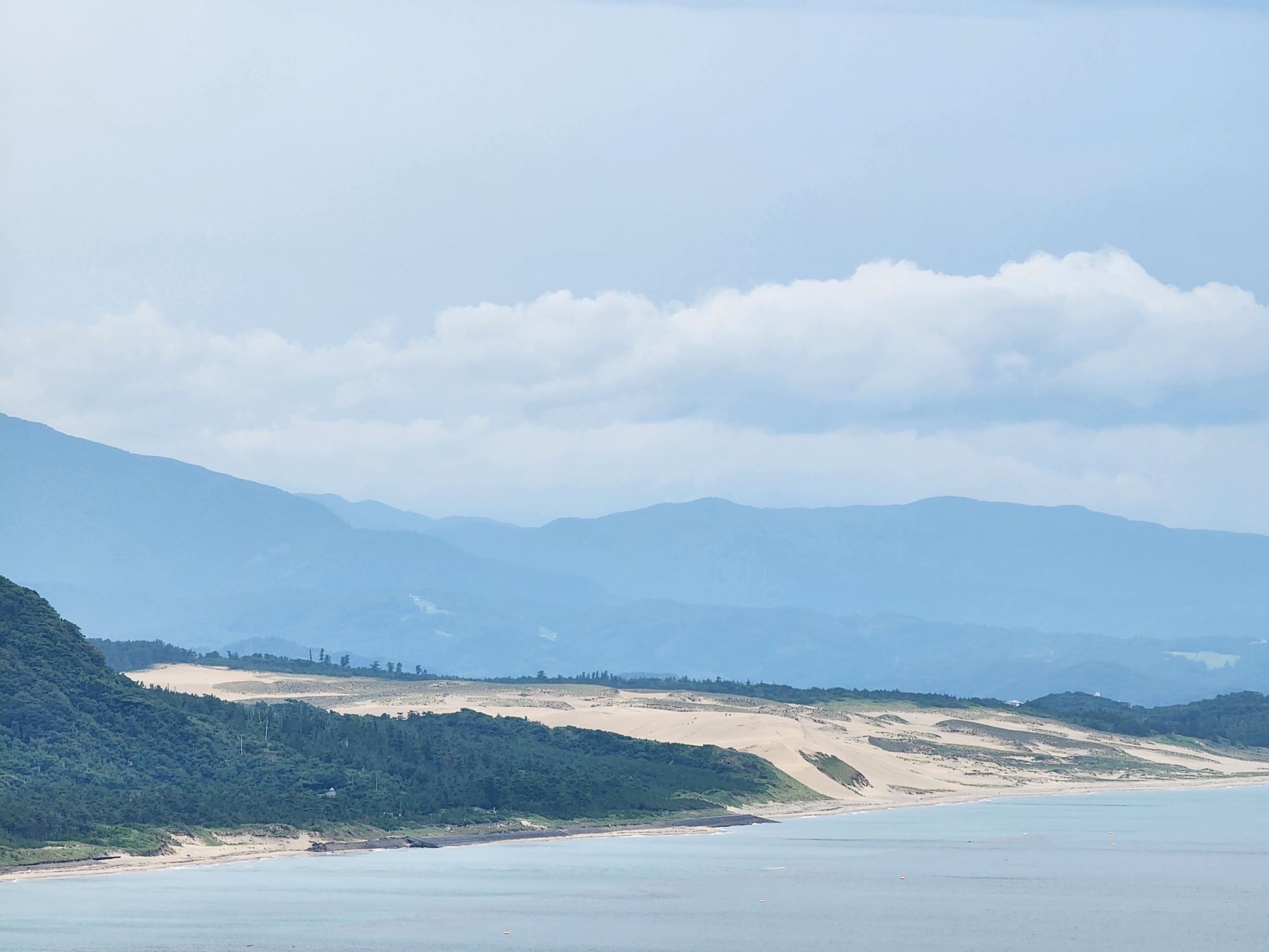 休憩所から鳥取砂丘を望む