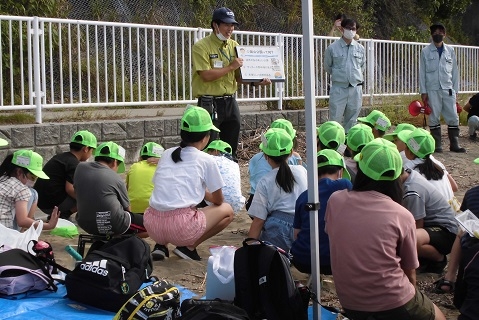 新舞子浜と国立公園についてのARが説明している様子
