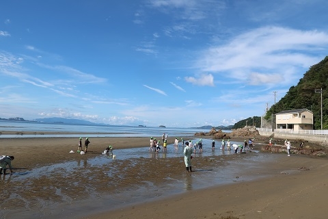 ＃干潟で生き物を探す子どもたち