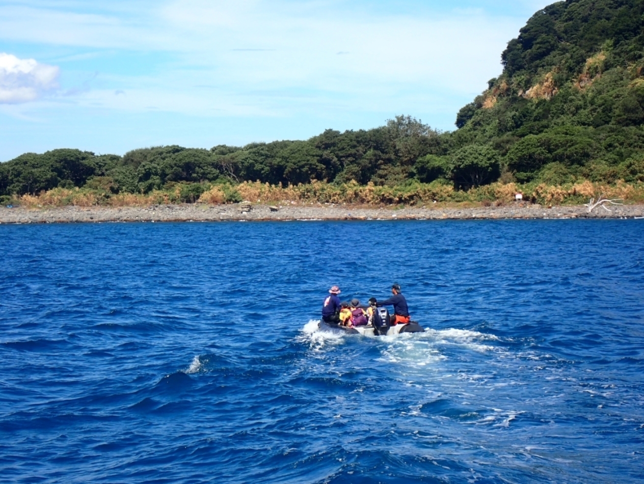 ゴムボートで上陸