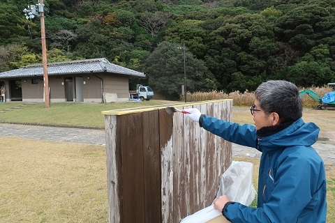 塗装する保護官