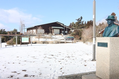 雪の積もる六甲山ビジターセンター