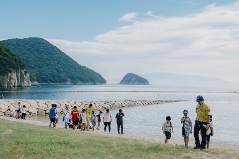 無人島で自然体験中