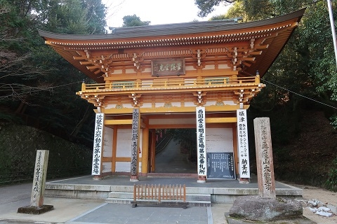 そびえたつ立派な山門