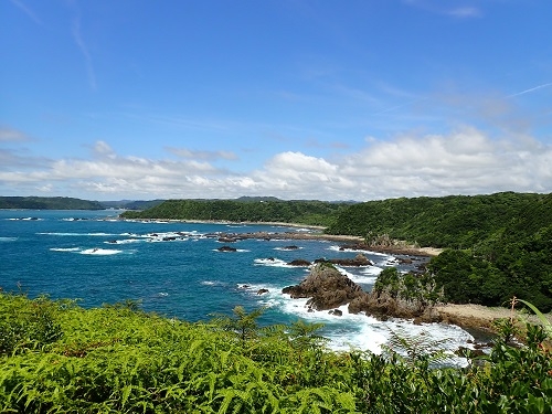 春の太地町平見台園地から見た海岸線