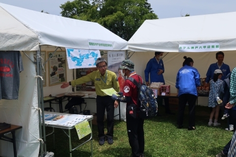 ブースを案内する様子