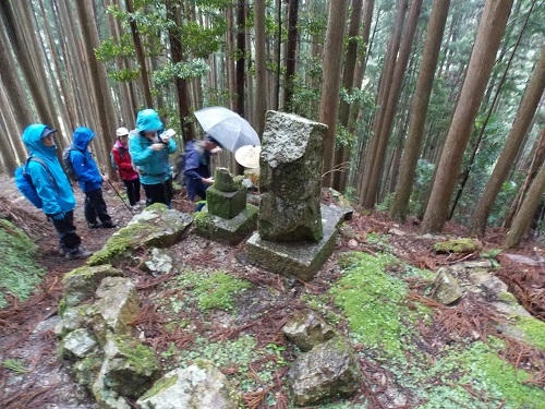 集落跡に残る開村記念碑