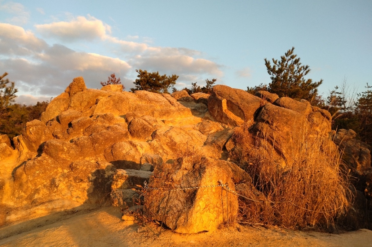 日に照らされる風吹岩