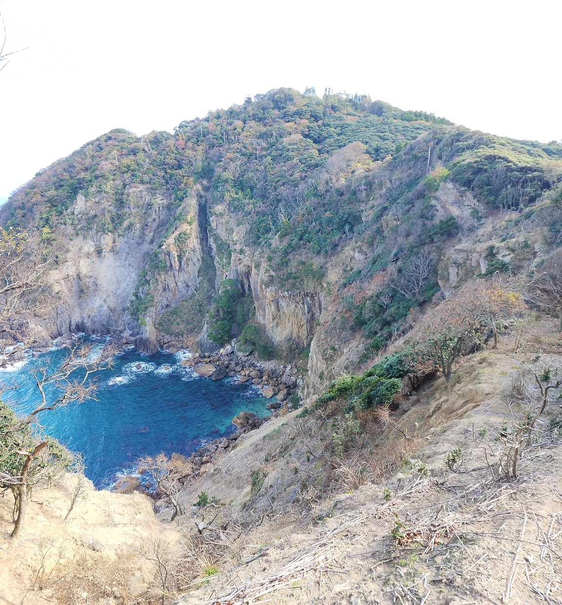 険しい崖の様子