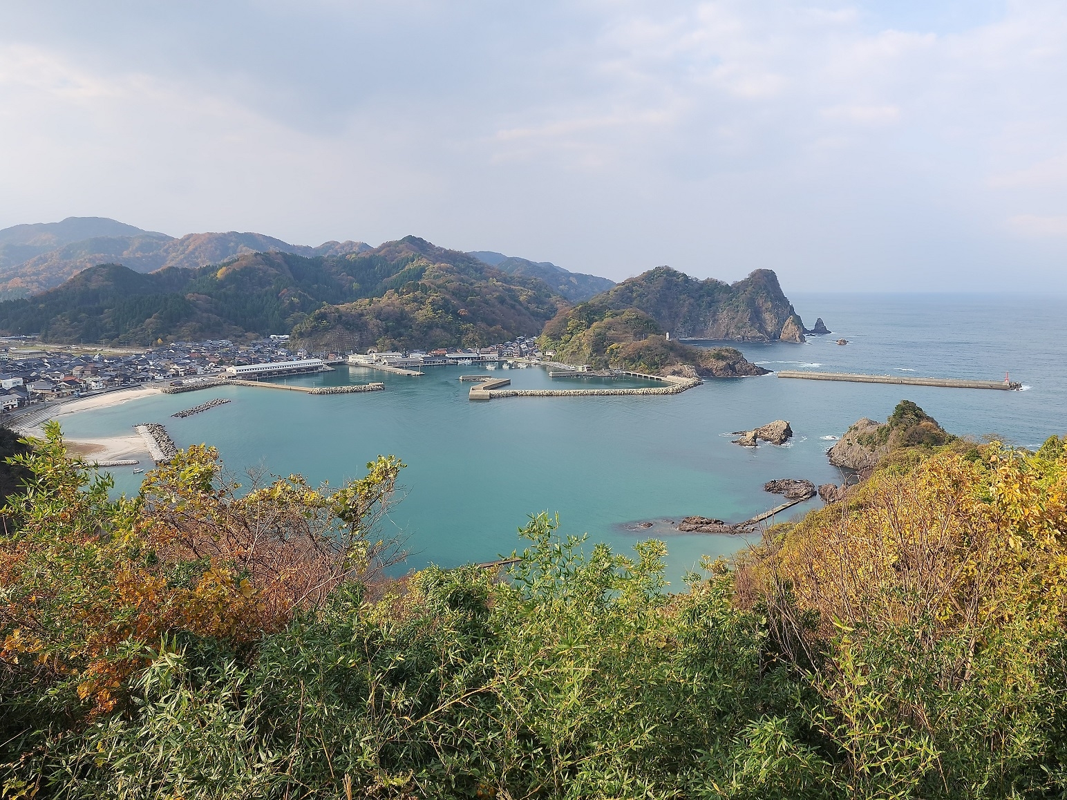 城山園地展望台から観る風待港（諸寄港）と町並み