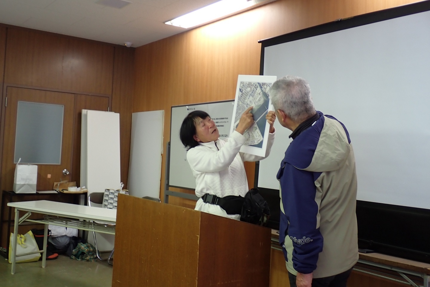 甲子園浜の歴史を説明する様子