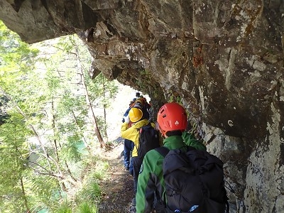 岩を削った歩道