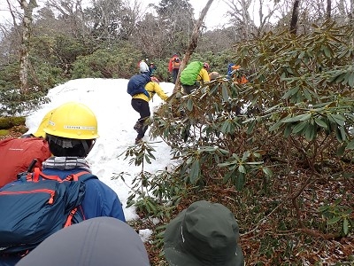 登山ルートには残雪も