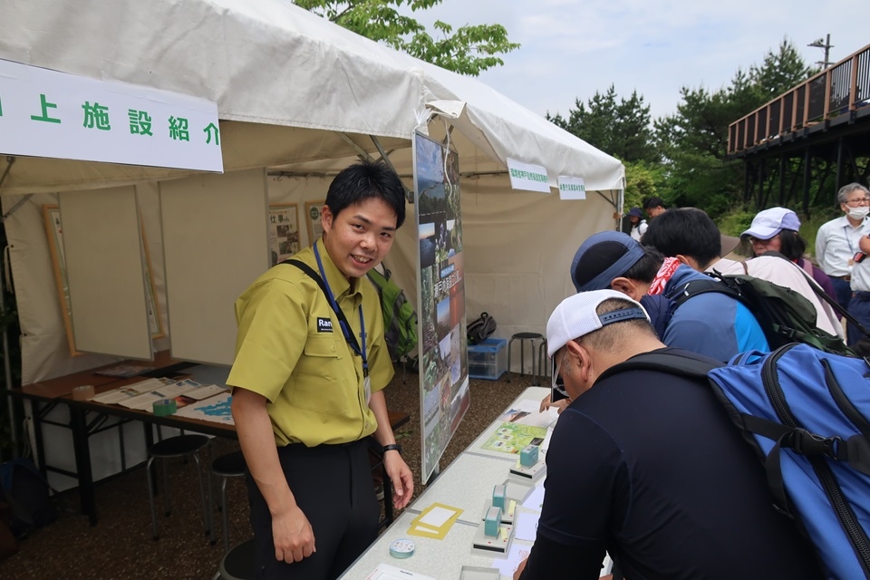 展示を紹介する保護官