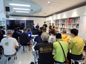 朝のスタッフミーティングを再現