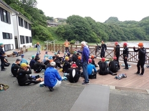 外のデッキで器材の使用方法を聞く