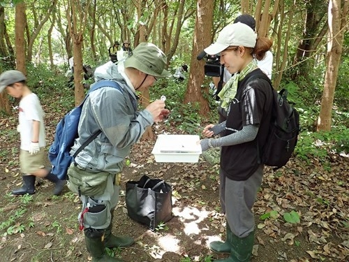 種類を調べている様子