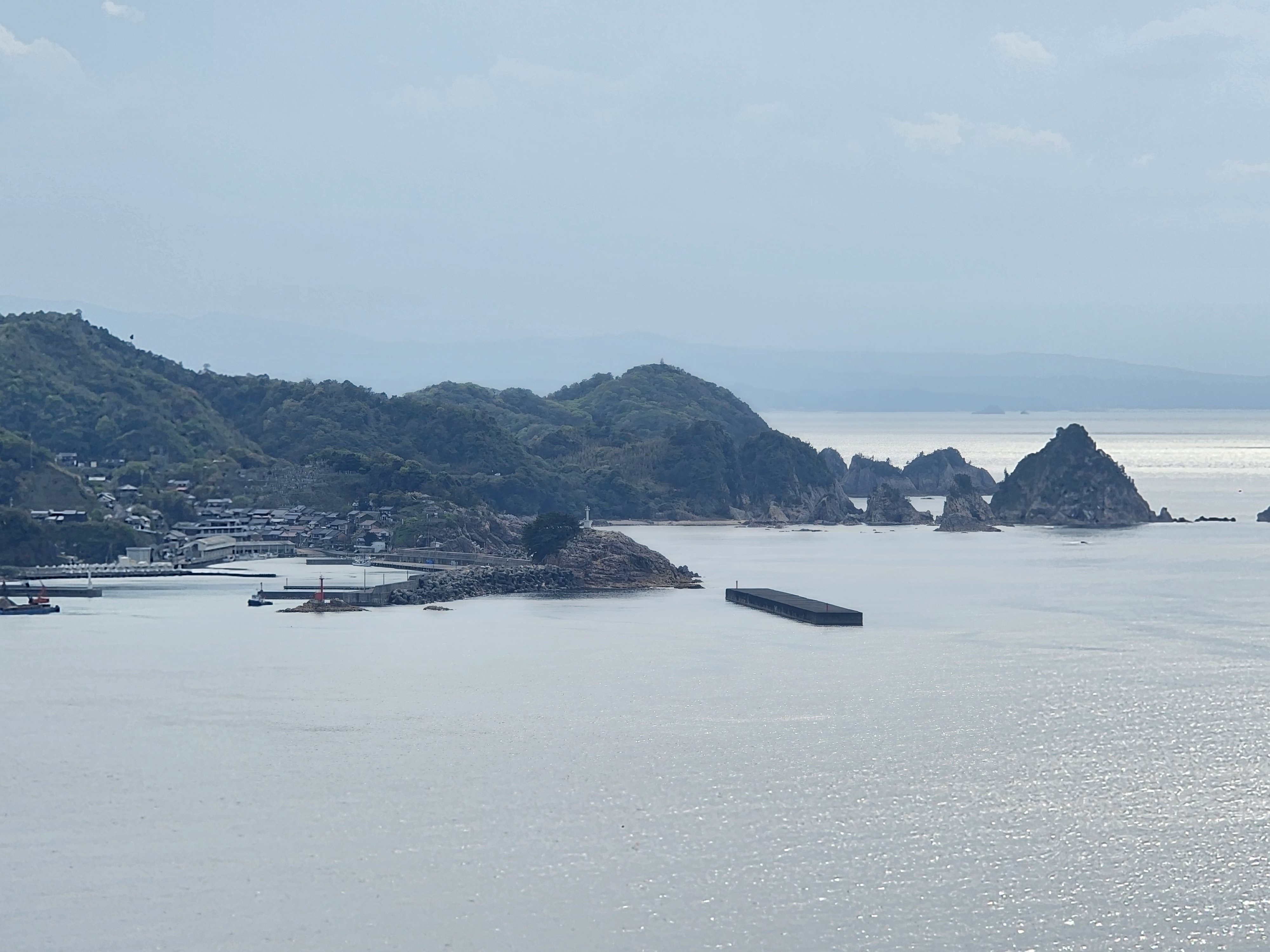 遠くに見える田後港と菜種島