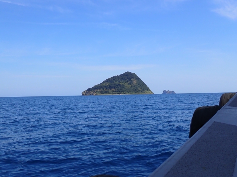 青い海に浮かぶ冠島