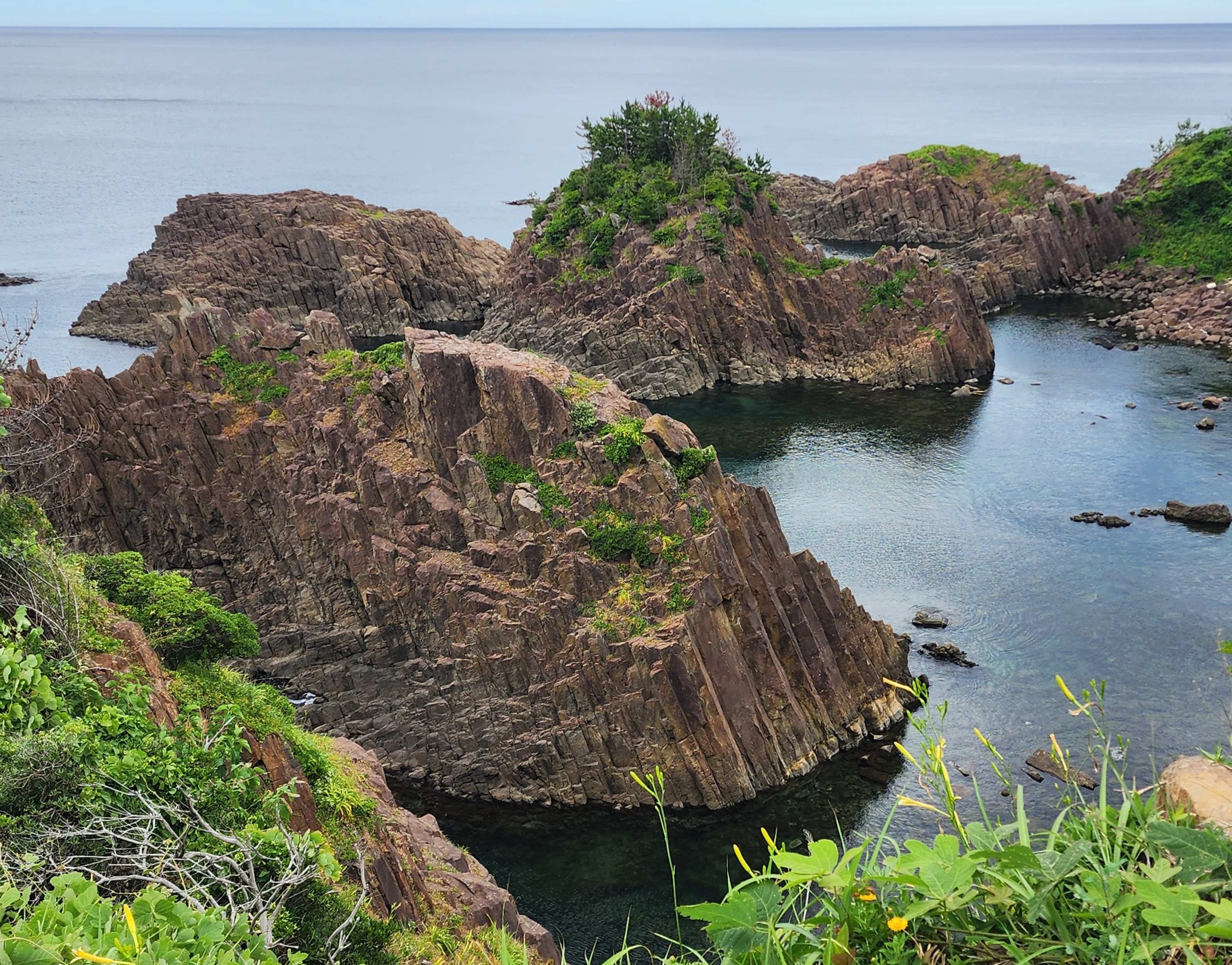 柱状節理が目立つ島