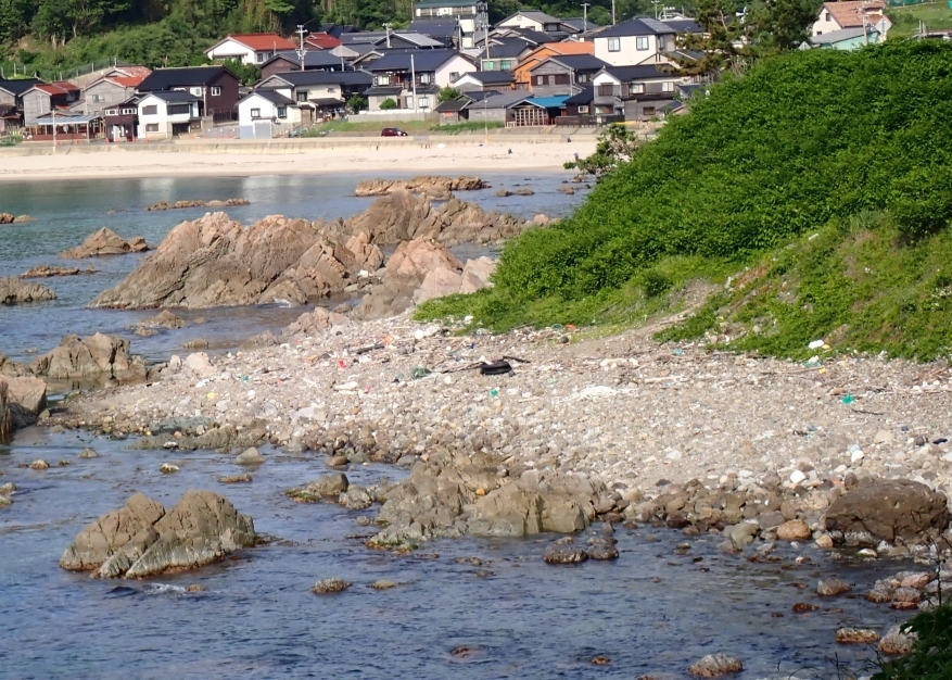 展望台から右手側に見える浜にもたくさんのゴミが見える