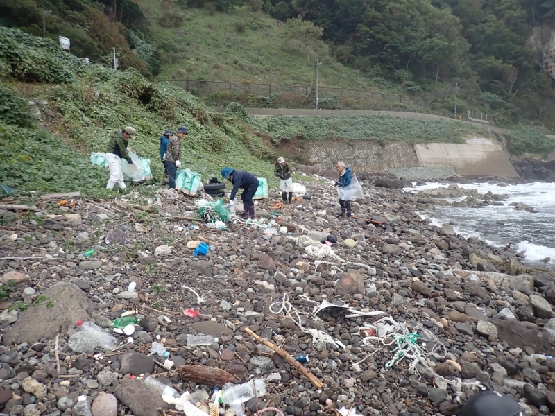 ゴミ袋や大型ゴミ袋を持って大量のゴミを回収する