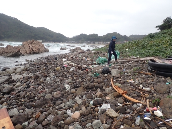 船の先端を守る大きなゴムベルトや太いロープも漂着している