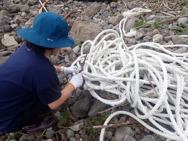 大きなロープの塊は運べるサイズになるまでノコギリで切断する