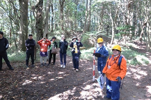 林野庁より摩耶山の保護林について解説する様子