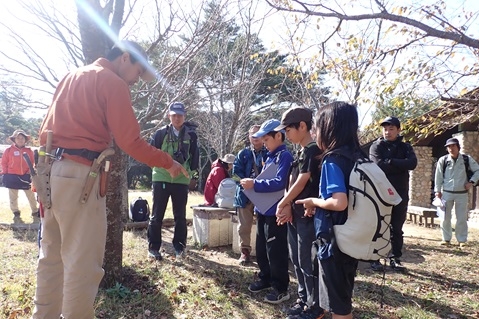 講師から子ども達へ木の状態について説明する様子
