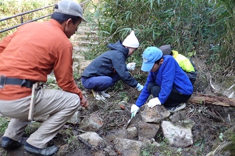 講師と一緒に土を手入れする子ども達の様子