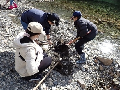 河原を掘る参加者